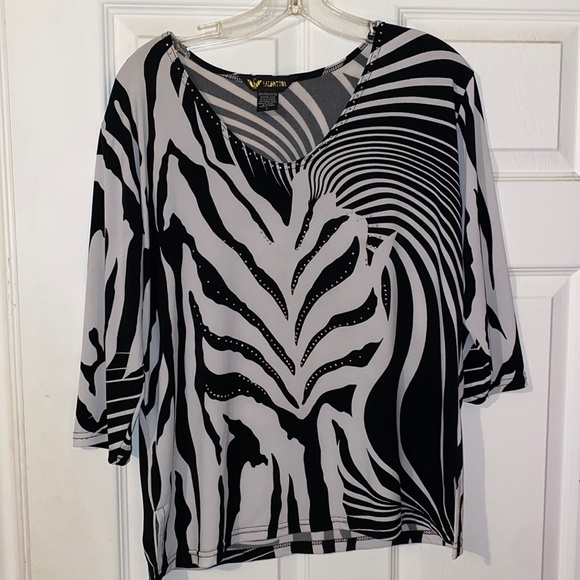 3/$30 Vintage Valentina Shirt - Picture 2 of 4